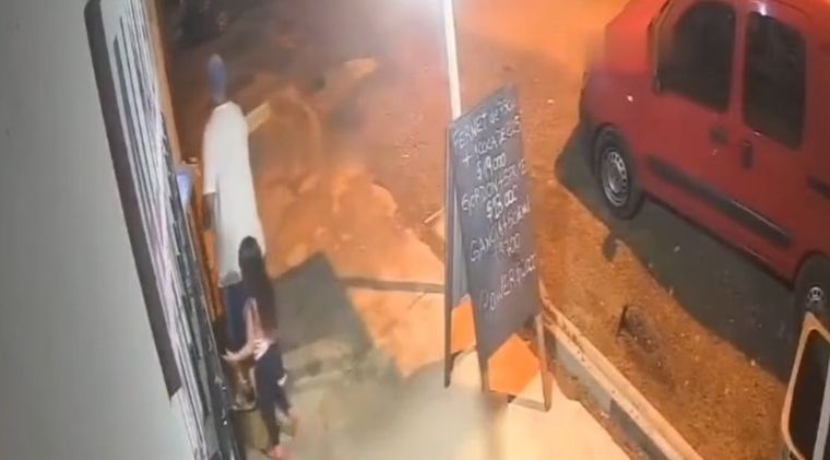 El intento de robo y tiroteo contra el abuelo y su nieta quedó grabado en video.