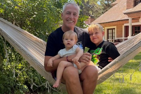 Marley junto a sus dos hijos: Mirko y Milenka. Marley junto a sus dos hijos: Mirko y Milenka.