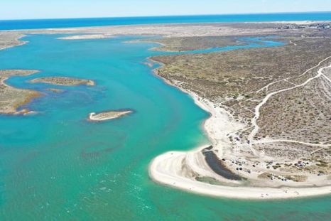 Esta es una playa que conquista con sus paisajes y agua turquesa.