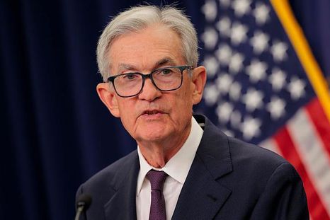 Jerome Powell dijo que el mercado laboral se ha debilitado por una menor inmigración.