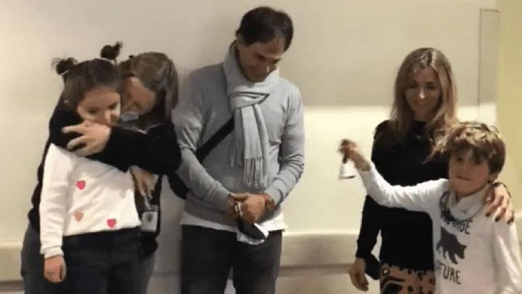 La familia celebra la recuperación de Cata Foto: Twitter @gonzasantotomas