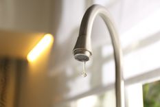 LIMPIAR GRIFO DE AGUA Foto: SHUTERSTOCK