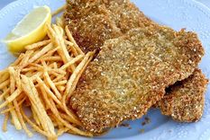 Las milanesas con papas fritas son un clásico del menú de los argentinos. 