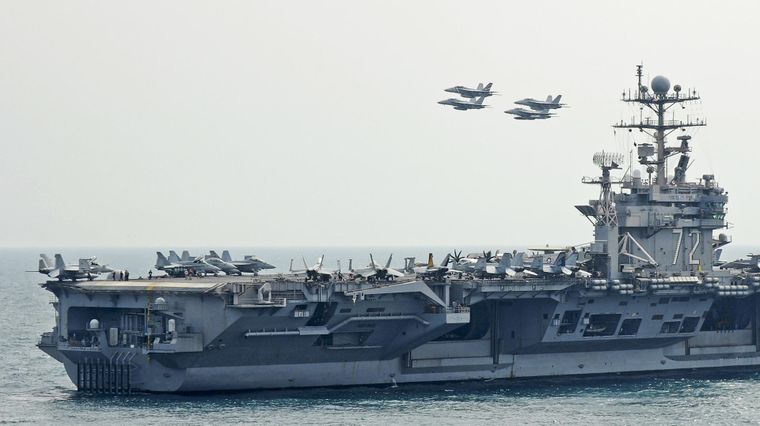 La desaparición del portaaviones nuclear estadounidense USS Abraham Lincoln (CVN-72) de los radares civiles de seguimiento marítimo encendió alertas en redes sociales y reavivó los temores de un posible conflicto armado entre Estados Unidos e Irán. Foto: EFE