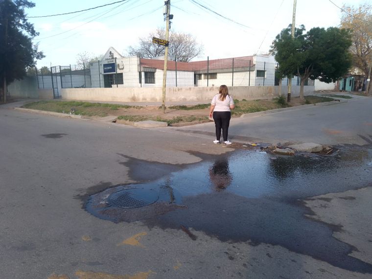 Aguas cloacales en las cercanías del Centro de Salud 136.