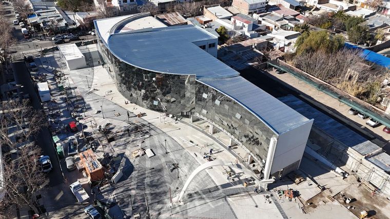 El edificio gigante de San Rafael. El edificio gigante de San Rafael.