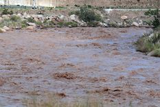 Las tareas en el descargador de fondo del dique provocarán un incremento del caudal del río Mendoza. Piden evitar toda actividad en sus márgenes.