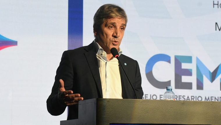 Luis Caputo y el intento de brindar claridad ante la falta de detalles en el acuerdo con el Fondo. Foto: ALF PONCE MERCADO / MDZ