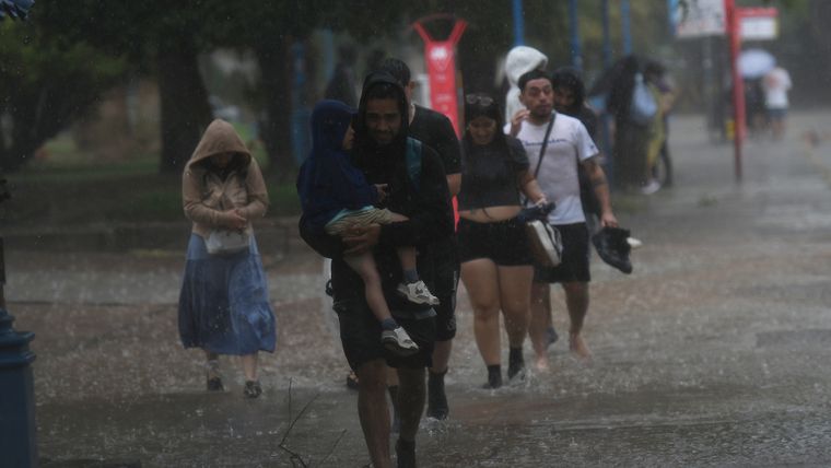 En el sur y el este de Mendoza se esperan lluvias aisladas durante la noche de este miércoles. En el sur y el este de Mendoza se esperan lluvias aisladas durante la noche de este miércoles.