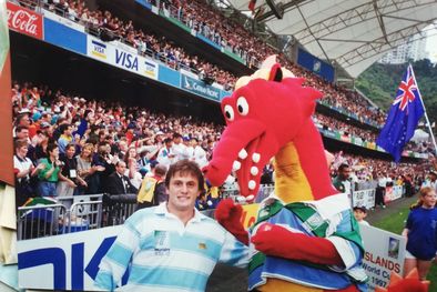 MDZol | Leandro Lobrauco con la mascota del Mundial de Honk Kong. Foto: gentileza de Leandro Lobrauco