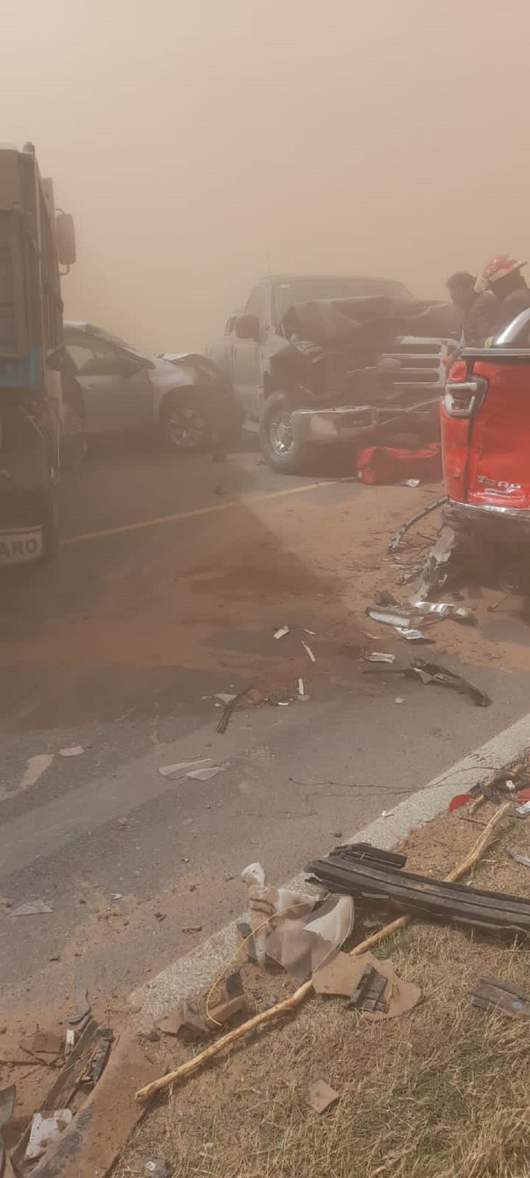Choque múltiple Diez vehículos se accidentaron en medio de la tormenta de tierra que se desató en la provincia de Córdoba. Foto: Twitter: @faviore