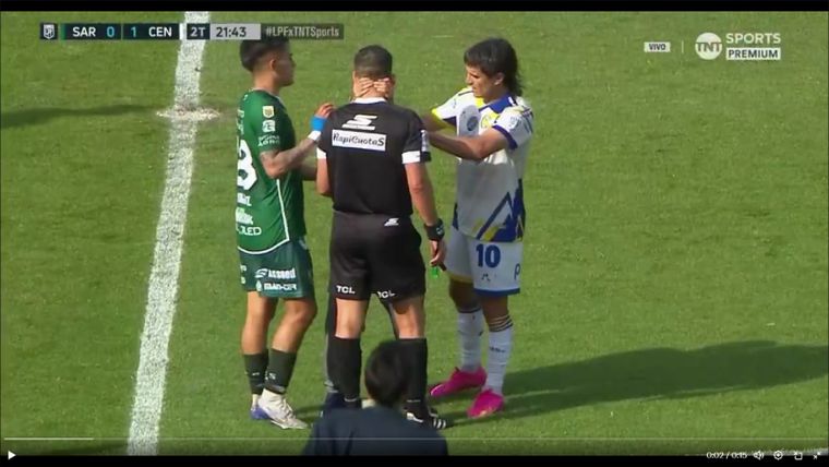 Un hincha de Sarmiento tomó del cuello a Andrés Merlos durante el partido ante Rosario Central. Foto: Captura