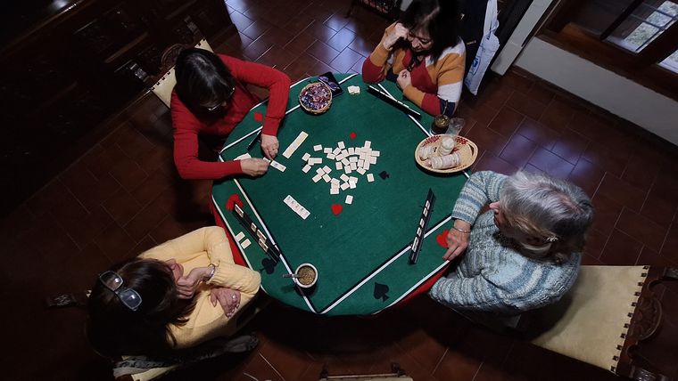 Una vez a la semana grupos de amigas de Mendoza juegan al Burako.