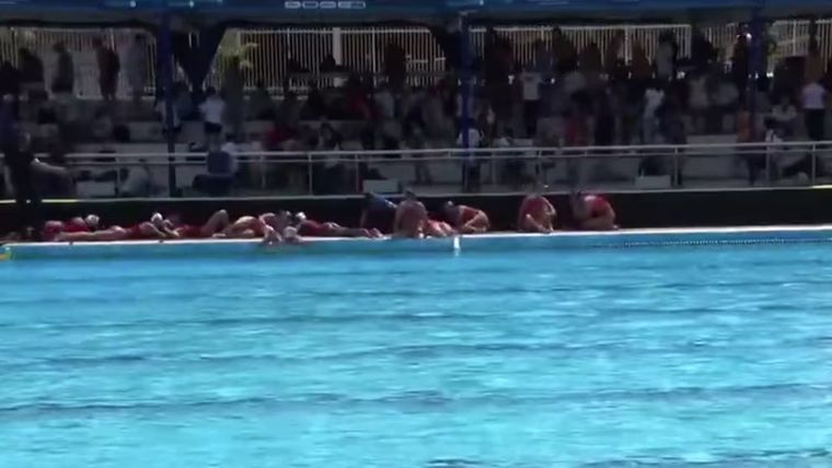 El momento en el que el pánico se apoderó de las jugadoras juveniles de waterpolo de China y Canadá. Foto: captura de TV.&nbsp;