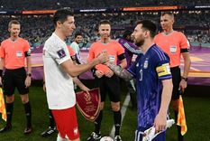 Buena onda entre Messi y Lewandowski. Buena onda entre Messi y Lewandowski.