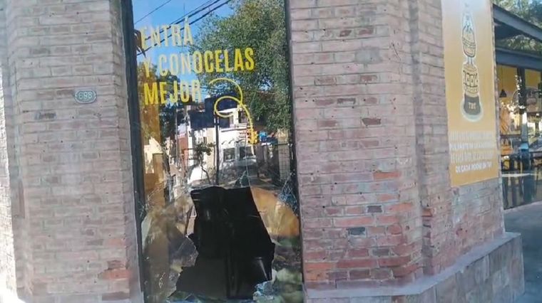 Un comercio de hamburguesas fue asaltado en la Quinta Sección. Los ladrones rompieron un vidrio con una masa y huyeron en segundos.