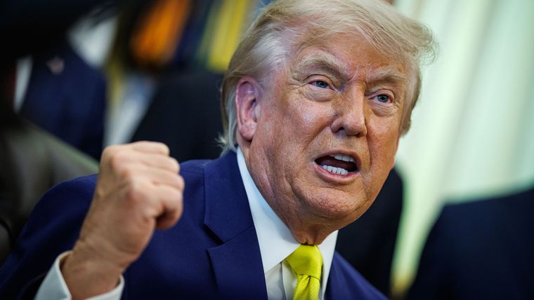 Donald Trump, presidente de Estados Unidos, ahoga a Irán. Foto Efe Donald Trump, presidente de Estados Unidos, ahoga a Irán. Foto Efe