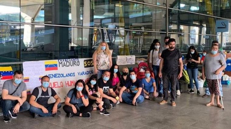 Tras quedarse sin dinero, una treintena de venezolanos ahora pernocta en las inmediaciones del aeropuerto Adolfo Suárez Madrid-Barajas. Foto: BBC Mundo