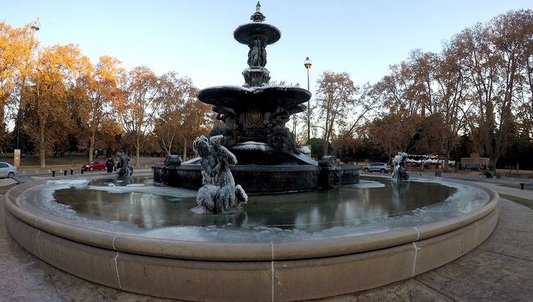 La postal del lunes: la Fuente de los Continentes del Parque San Martín estaba congelada Foto: ALF PONCE MERCADO / MDZ