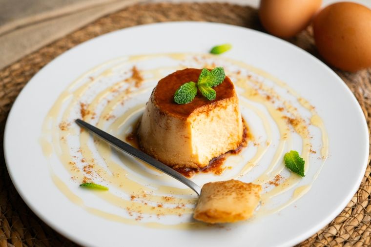 La receta de flan tiene orígenes en la antigua Roma, este postre se preparaba con miel en lugar de caramelo. La receta de flan tiene orígenes en la antigua Roma, este postre se preparaba con miel en lugar de caramelo.