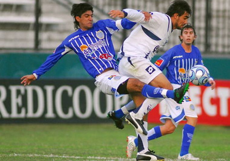 Nico Olmedo mete fuerte. El volante cumplió. Foto: Télam