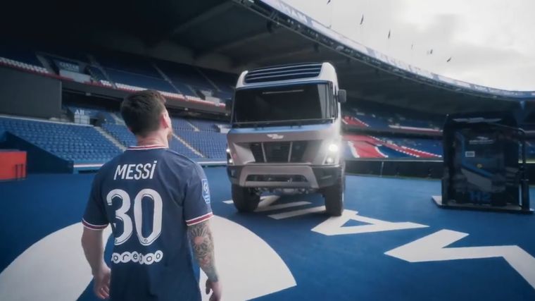 Messi en el Parque de los Príncipes frente al innovador vehículo Foto: Gaussin Group