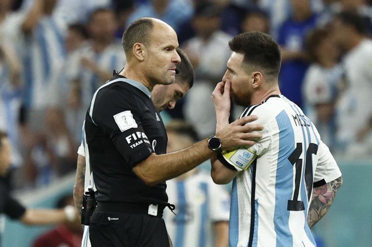 Mateu Lahoz. árbitro que amonestó a Messi y nueve argentinos más ante Países Bajos