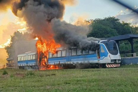 un tren con mas de 100 pasajeros se incendio en cordoba: dos explosiones y evacuacion de emergencia un tren con mas de 100 pasajeros se incendio en cordoba: dos explosiones y evacuacion de emergencia