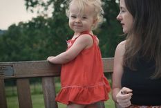 Alice y su madre, Morgana Secco.