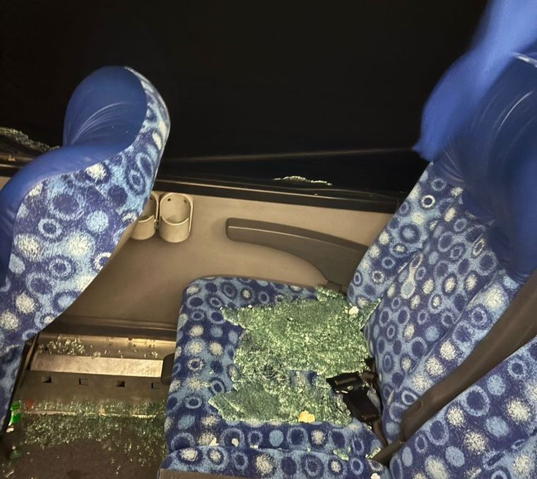 La unidad que trasladaba a la delegación del Chacarero sufrió graves daños.