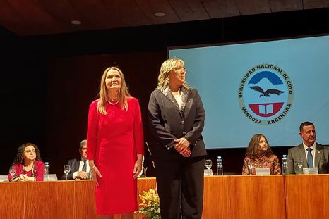 Adriana García asumió como rectora de la UNCuyo.