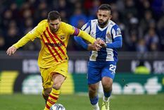 Messi y Vargas durante el derby jugado en enero.
