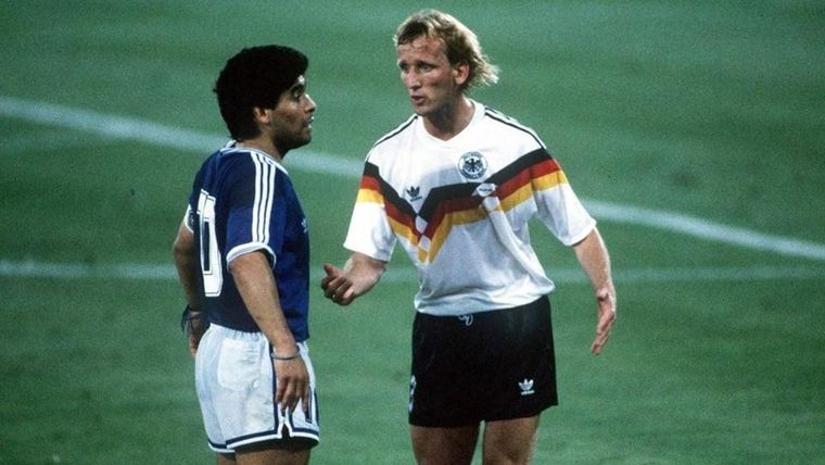 Brehme y Maradona durante la final. FIFA Foto: FIFA