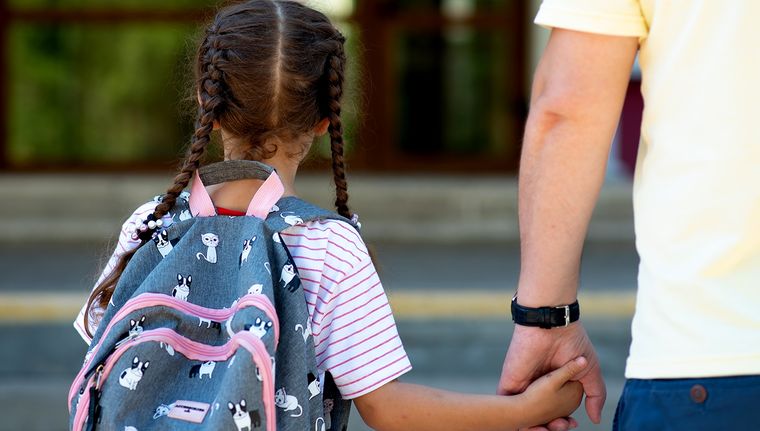 La niña tiene 10 años