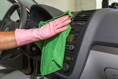 Un truco casero para dejar el tablero del auto impecable con un solo ingrediente. Foto: Shutterstock