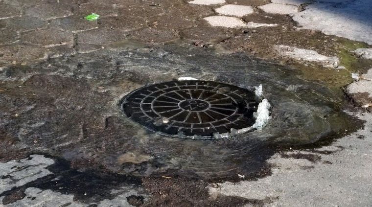 El desborde cloacal contamina el ambiente de cualquier zona aledaño Foto: Gentileza