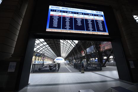 Pasajeros esperan la llegada de los trenes demorados en la estación de Retiro. Pasajeros esperan la llegada de los trenes demorados en la estación de Retiro.