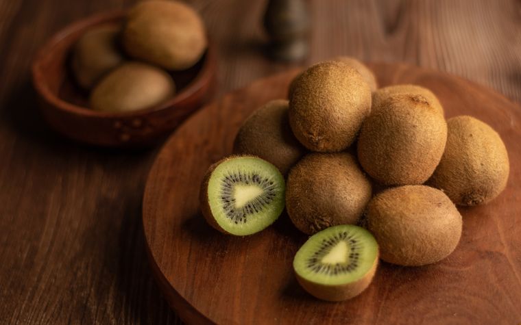 El kiwi se puede comer sin pelar. La piel del kiwi contiene abundante vitamina E. Foto: Unsplash