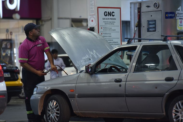 El Gas Natural Comprimido (GNC) aún resulta más conveniente que la nafta Foto: MDZ