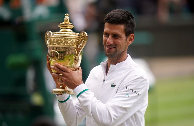 Novak Djokovic levanta el trofeo en el All England Club Foto: DPA