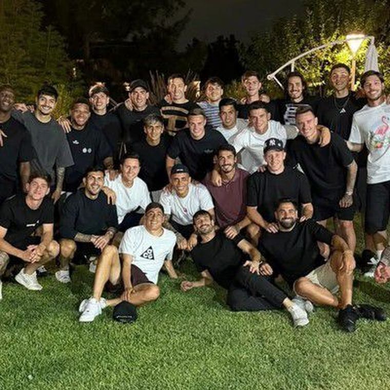 Una sana costumbre: el plantel de Boca se juntó a comer un asado en la casa de Leandro Paredes. Una sana costumbre: el plantel de Boca se juntó a comer un asado en la casa de Leandro Paredes.