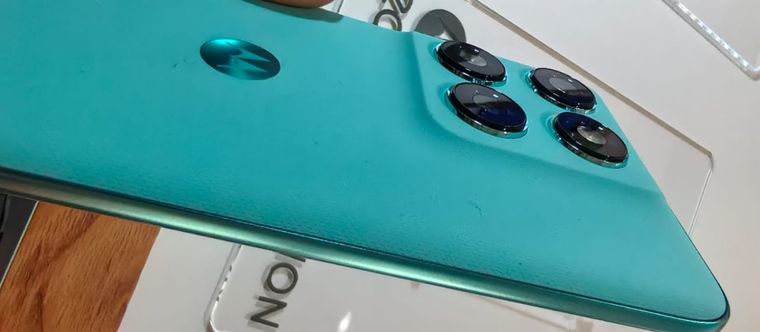 Con panel pOLED de 120 Hz, batería de 5200 mAh y resistencia IP68/IP69, el Edge 60 Fusion apunta a quienes quieren extras “premium” sin pagar un flagship. Con panel pOLED de 120 Hz, batería de 5200 mAh y resistencia IP68/IP69, el Edge 60 Fusion apunta a quienes quieren extras “premium” sin pagar un flagship.