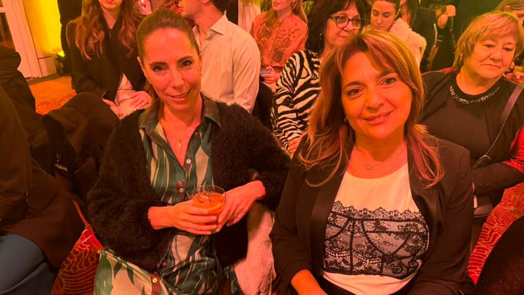 ¡Sonrisas y buena onda en la primera fila!