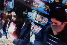 En pareja Los ladrones simulan comprar cualquier baratija y se llevan lo más caro.