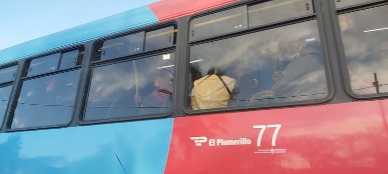 El colectivo que circulaba completísimo hoy por Gran Mendoza.