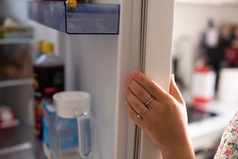 Un truco que mejora la limpieza de la heladera. Foto: Shutterstock Un truco que mejora la limpieza de la heladera. Foto: Shutterstock