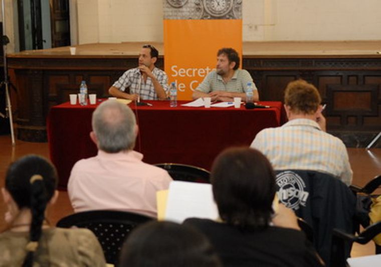 Jorge Marios preside la charla en la Subsecretaría de Cultura. Foto: Marcelo Ruiz /MDZ
