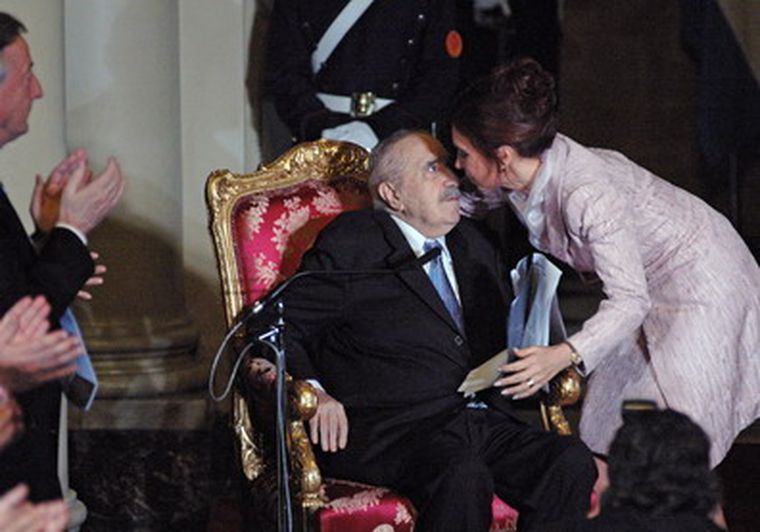 Alfonsín es saludado por Cristina en un homenaje que se le realizó. Foto: NA