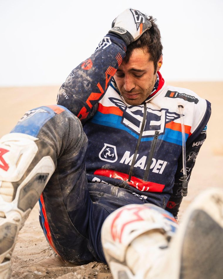 Arnau Lledó abandonó la etapa tras un violento accidente en la Etapa 10 del Rally Dakar. Arnau Lledó abandonó la etapa tras un violento accidente en la Etapa 10 del Rally Dakar.