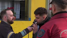 Uno de los tantos intentos de alcoholemia que realizó el protagonista del choque en Villa Crespo. Uno de los tantos intentos de alcoholemia que realizó el protagonista del choque en Villa Crespo.